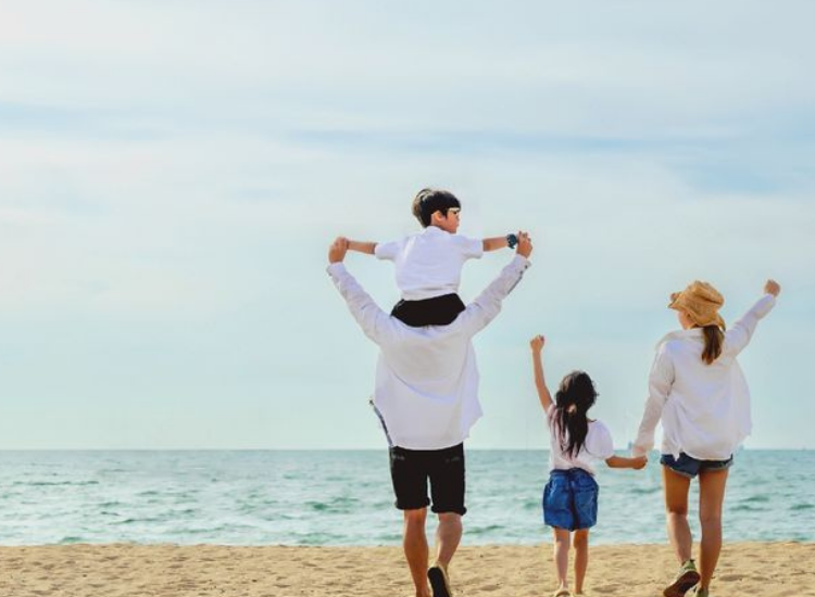 Gia đình vui chơi và tắm biển an toàn tại Phan Thiết